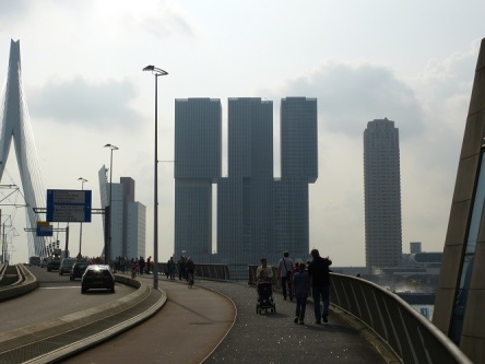 Het silhouet van De Rotterdam is duidelijk zichtbaar vanaf de Erasmusbrug.