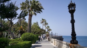 Cadiz doet tropisch aan met die palmbomen en de blauwe zee.